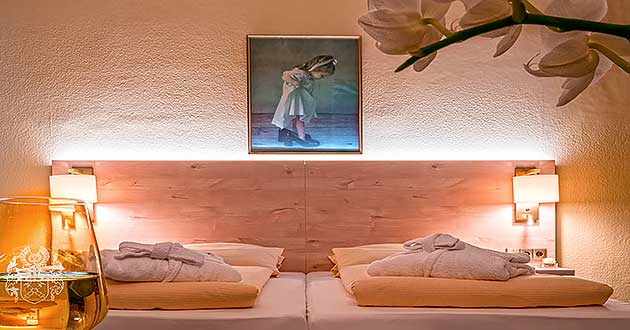 Doppelzimmer Komfort im Schlosshotel im Kinzigtal im Schwarzwald in Baden-Württemberg BW