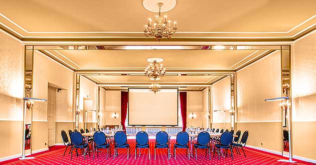 K�nigsmahl (7-Gang-Men�) im Spiegelsaal im Kinzigtal im Schwarzwald in Baden-W�rttemberg BW